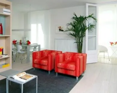Отель Plaza Real Apartments Барселона